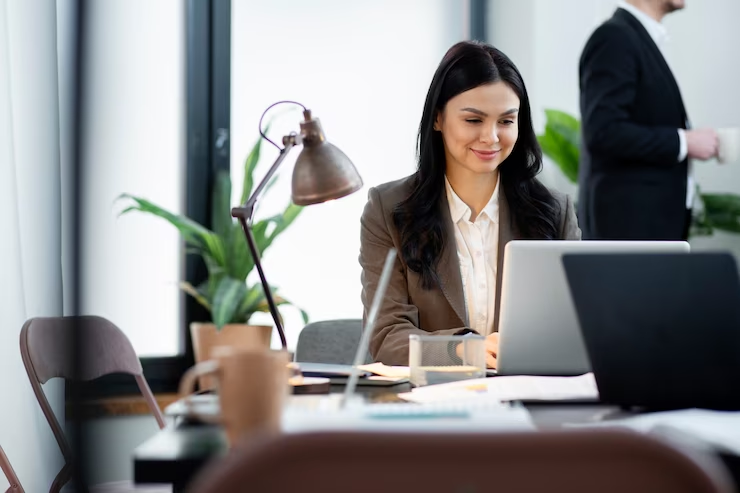 Rahasia Sukses Menyelesaikan Pekerjaan Kantor Bersamaan di Serviced Office